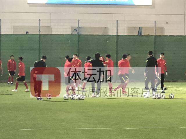 开云APP-最后一练放弃踩场  ​国足弃五后卫打法演练定位球